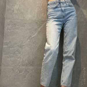 Weekday momjeans - Weekday lash highwaist momjeans utan stretch. 68 cm i midjan och 75 cm innebenslängd. Jag är 176 cm med 65 i midjemått och 92 i stussmått så byxan sitter lite för påsigt vid stussen enligt min smak. Bra kvalite och byxan är i bra skick. Jag ansvarar inte för postens slarv och frant är inte inkluderat i priset.