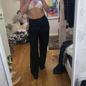 Rutiga kostymbyxor  - Trevlig byxa långa i benen, står ingen storlek men skulle säga s/m . W28 l32/34. 