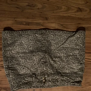 Leopardmönstrad kjol - Bilderna blev upp och ned ber om ursäkt för det, men jättecool kjol köpt på plick