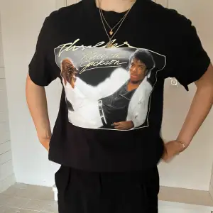 Svart Micheal Jackson t-shirt köpt på Beyond retro, använd 1 gång. Storlek M och modellen är unisex, ganska lång i kroppen. ✨