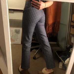 rutiga kostymbyxor - superfina kostymbyxor i stretchigt material. har en lång kedja på sidan vilket ger de en väldigt fin passform. köpta second hand, men har inget märke eller storlek. passa perfekt på mig som är S, men säkert också XS. hör av dig vid intresse💖