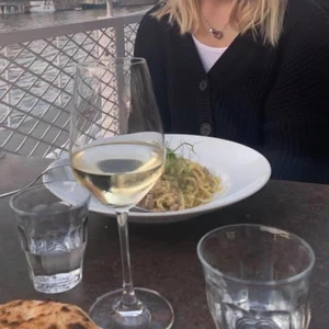 Cropped kofta h&m - Cropped kofta ifrån h&m. Endast använd fåtal gånger. Den är verkligen superfin men kommer tyvärr inte till användning. Den har inga defekter och är i mycket bra skick! 