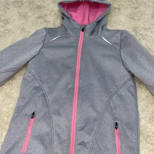 Regnjacka  - Regnjacka bra för regnigt väder, eller till hösten och våren, passar för de som har strl 146/152 10-12år, fodrad inne med luva