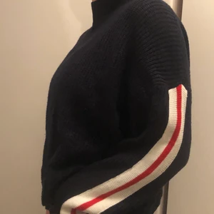 Tjocktröja  - En jätte jätte skän tröja verkligen, passar perfekt nu till vintern. Säljer den för att jag inte använder den så mycket mer. Storlek M men passar till S. Använd några gå ger. köparen står för frakten