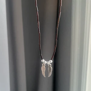 Halsband  - Pärlhalsband med vingar 🦋 13kr frakt