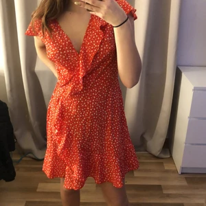 Klänning  - Fin somrig klänning, använd en gång 