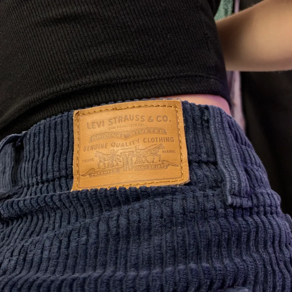 Lägger ut igen pga strul! EFTERTRAKTADE Levis jeans i modellen ribcage wideleg! Jeansen är i Manchester och är väldigt långa. Har använts väldigt få gånger så ser nästan nya ut. Jeansen är i storlek 24 men skulle säga att de även passar storlek 25. Frakt tillkommer!. Jeans & Byxor.