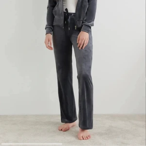 gråa mjukisbyxor  - säljer mina gråa mjukisbyxor från gina då de blivit liiite för korta för mig (jag är 1,66 cm.) Nypris var 229kr, köpta förra året och har inga större tecken på att de är använda mer än att materialet inte är lika lent.