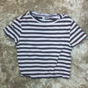 Randig T-shirt  - En fin randig croppad T-shirt från HM, storlek s