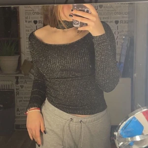 Glittrig tröja  - Glittrig tröja med shocker från H&M                                      Köpare står för frakt 🤍