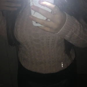 Stickad rosa bluss - En fin rosa stickad bluss som är stickad kliar absolut inte är jätte fin den går ganska kroppad följer din kropp och jag säljer den här för att den inte är i min stil längre den är från lager 157 och i storlek 160 det där om frakten och leverans tar vi privat 