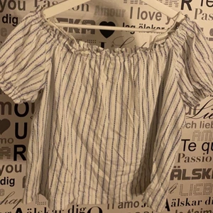 Off sholder topp - Randig, sommrig topp, väldigt skrynklig på bilden. Säljer då jag inte vet hur jag ska styla den                                        Köpare står för frakt🤍