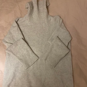 Beige/grå stickad tröja 🤎 - Jättemysig stickad tröja i storlek S (passar S och M)!!!!🤍