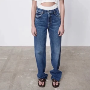 ZARA full length wide jeans - Raka jeans från zara i strl S som är lite för stora för mig!! Använt dom några gånger men dom är inte slitna💞 nypris är 400!! Bilderna är lånade så kom privat för mer❤️