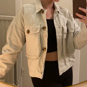 Croppad jeansjacka i mintgrön - Snygg croppad jeansjacka från zara i mintgrön. Storlek XS men passar även S. Endast använd ett fåtal gånger 