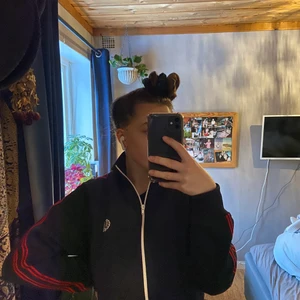 Buntade Fred Perry tröja - Säljer min mammas gamla vintage Fred Perry tröja från 80 talet då den knappt blev använd av henne och inte av mig heller. Den är i nyskick och passar både S/M. Köparen betalar för frakten 💘💘