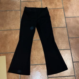 Utsvängda byxor  - Byxor 