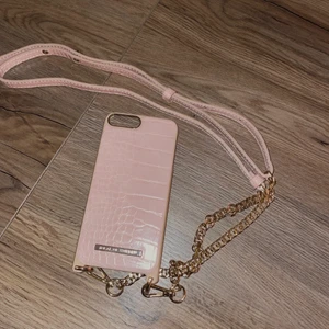 Skal - Skal passar iPhone 8 Plus, helt nytt! Tillhörande band med guldkedja