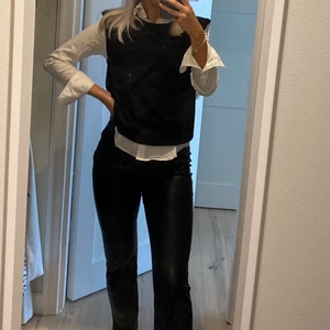 Svart väst - Säljer min svarta u-ringade ”väst” som täcker axlarna. Storlek 8 (motsvarar Small). Säljer för 150kr.