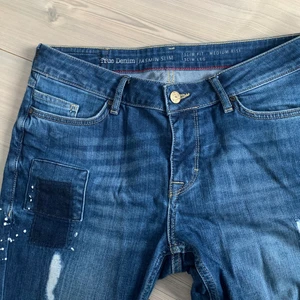 snygga artsy jeans <33 - Jeans köpta från sellpy för 200kr, passar tyvärr inte mig :/