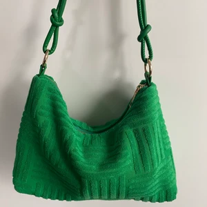 Väska - Grön väska från shein. Aldrig använd. Köpare står för frakten 🌸