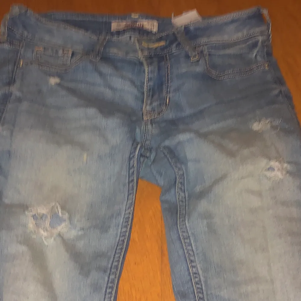 Ett par lågmidjade jeans från hollister i storlek 24/31. Köpta second hand! Kontakta för fler bilder eller vid köp!😚. Jeans & Byxor.