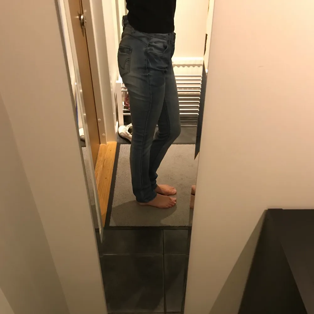 Jeans från Only i strl M/32. Använt men bra skick. Vid eventuell leverans står köparen för frakten. . Jeans & Byxor.