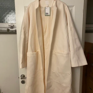H&M - Krämvit kappa från H&M , helt oanvänd. 