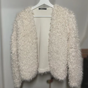 fluffig jacka kofta - En kofta/jacka i beige färg, fake päls, fluffig och bekväm. Storlek S