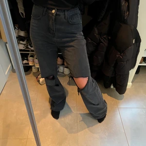 Jeans  - Wide leg jeans med hög midja i en svart/grå färg! Säljs pågrund av att de inte kommer till användning! Billiga på grund av att jag sytt om dem i midjan då de var för stora för mig, det går lätt att ta bort om man vill! Köparen står för frakten!❤️