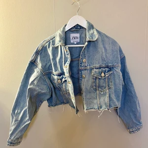 Croppad jeans jacka - Kort jacka från zara. Storlek M. Säljer för 100kr + frakt. Totalpris: 191kr