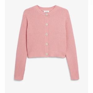 monki kofta  - säljer denna slutsålda koftan från monki då den inte har kommit till användning. inga defekter förutom att en av knapparna har två lösa trådar (sista bilden) ny pris : 300kr. DM för fler bilder! 💕