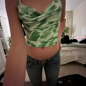 Grön topp - Grön batik-topp med snörning i ryggen💚💚 Aldrig använd och passar alla mellan XS-L då den är justerbar i ryggen. Fler bilder kan ges vid förfrågan😁😁