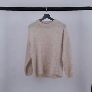 LINDEX - stickad tröja beige  - Storlek: S - 38% alpacka 32% polyamid 25% ull 5% elestan