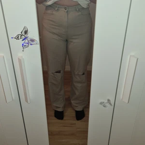 Beiga byxor från HM - Beiga byxor från HM i storlek 38 med färdiga hål på knäna, använda en gång. Passar inte mig optimalt och hållen hamnade högre upp än mina knän samt tycker jag dom är lite för breda efter knäna. Köparen står för frakt:)