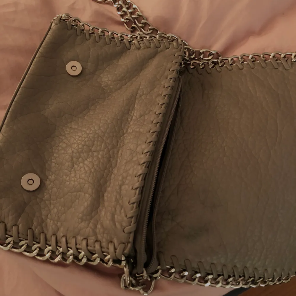 Säljer min fina Tiamo Pricilla väska som är slutsåld🤍 är använd men fortfarande i fint och bra skick! (Sista bilden visar färgen på det bästa sättet‼️). Väskor.