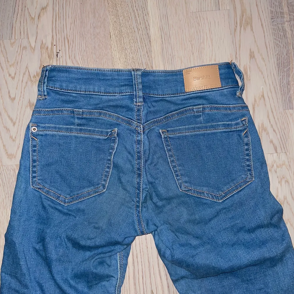 ett par fina jeans som sitter super skönt. Ger väldigt fina former. köpt från Bershka i storlek S. midjan är mellan hög. sitter lote tifght på mig dock eftersom dem har blivit för små för mig.. Jeans & Byxor.