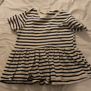 Volang t-shirt från zara - Säljer min superfina trendiga volang t-shirt från zara💗 storlek s och säljer för att jag inte använder den längre💕 frakt ingår i priset😘