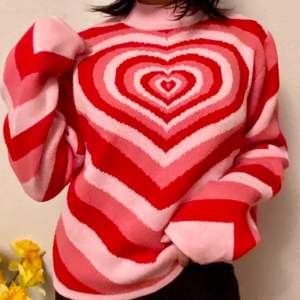 Intressekoll på min älskade, trendig och populär Cider Heartwave Sweater som är helt slutsåld och perfekt till Alla Hjärtans Dag! I storlek M men passar mig som brukar ha XS/S. Har använt flera gånger men självklart i bra skick. ❗️Skriv bud privat från 150 eller köp direkt för 290kr❗️