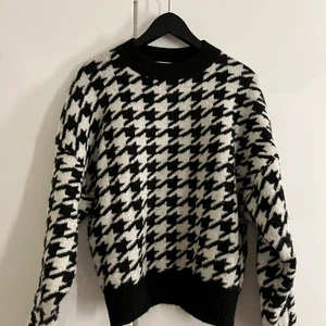 Stickad tröja  - Säljer denna snygga stickade tröja🖤