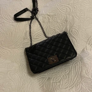 Väska - Väska som ja helst vill bli av med säljer billigt för att ja häldre säljer second hand än att slänga fungerade plagg