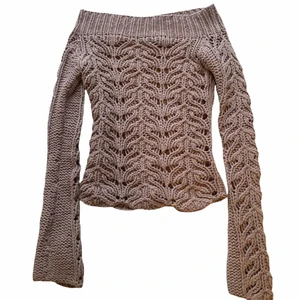 Virkad tröja - Otroligt snygg virkad (tror jag) tröja! Y2k känsla passar till lågmidjade jeans eller en kjol🤩 Vill att någon ska ha den som kommer använda den mer än vad jag gör⭐️ KÖP DIREKT FÖR 250kr. BUDGIVNING ÖVER, såld för direktpris!