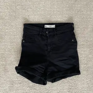 Jeansshorts från ginatricot i modell Molly! Köpta för några år sedan men inte särskilt använda! Säljer pågrund av att de är för små!