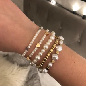 Pärlarmband  - Säljer så fina armband som jag pärlat själv🤩 Kolla in mina andra annonser för fler smycken!! Ni får även komma med egna förslag på färg och design🥰 Alla armband på bilden kostar 35kr/styck. Frakt tillkommer på 13kr!!