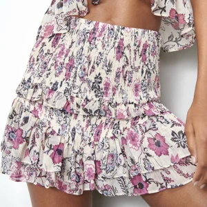 Kjol från zara - Superfin kjol från zara, ny med lappen kvar. Helt slutsåld. Säljer för samma som nypris - 360kr. Storlek M men mer som en XS/S. Säljer även matchande toppen i min profil