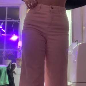 Super gulliga rosa byxor med en brun mönstrad knapp. Jag personligen är super ”rak” baktill, men dom här byxorna framhäver mina kurvor. 