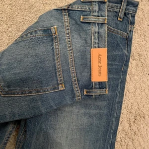 Acne jeans - Low waist jeans från acne. Nypris är 2000kr ¡Oanvända! Säljer då de aldrig kommit till användning och är lite för långa. Storlek 32/32!❣️