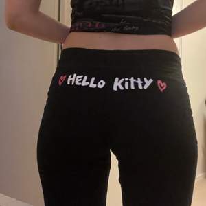 Lågmidjade Hello Kitty-mjukisbyxor i storlek S som sitter som en smäck. Tveka inte att höra av er om ni har några frågor💞