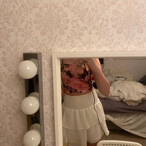 Super söt rosa topp  - Rosa marmor topp från stay. Toppen är otroligt snygg och sparsamt använd och har ett stretchigt material. Passar till nästan allt och gör din outfit lite unik men ändå cool och snygg. Köpt för 250kr. Priset kan diskuteras.