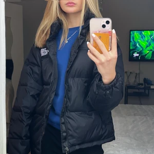 north face jacka  - lägger ut igen för vill få såld. helt oanvänd north face jacka i herr modell 700 köpt från sportshopen. typ allt går att spänna åt så storlek väljer man själv ish. sitter lite oversized på mig som vanligtvis har S. förpackning kvar. 